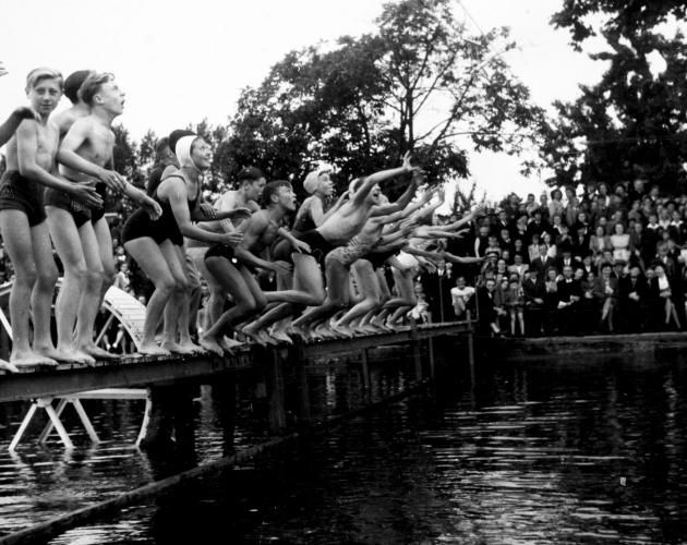 zwemfeest in de putten van Scheerders, jaren 1940